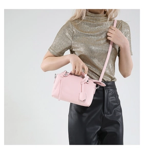Elegante rosa Handtasche aus Kieselleder mit Doppelgriffen in modischer Lifestyle-Ansicht