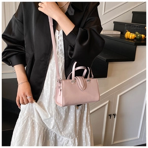 Détails du sac à main rose en cuir huilé avec boucles argentées et bandoulière