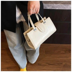 Vue détaillée du sac à main en cuir ciré crème avec boucle en métal argenté élégante