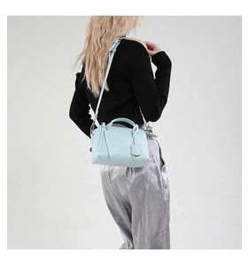 Detailansicht der hellblauen Handtasche aus Leder mit Quaste und Metallschnalle