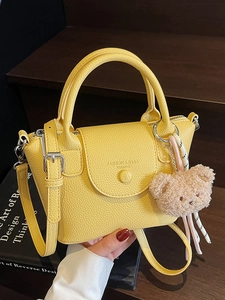 Sac à Main de Mode en Cuir PU à Texture Litchi pour Femmes Sac Bandoulière Commuter Avec Pendentif Ours Mignon Petit Sac à Épaule Carré