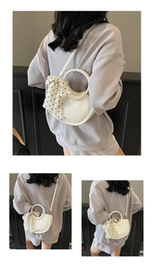 Vue détaillée du sac seau en cuir blanc avec foulard à pois et bandoulière amovible