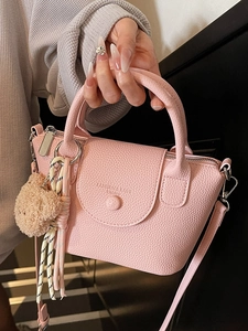 Sac à main rose texture litchi avec pendentif ours et bandoulière amovible pour femme