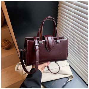 Vue détaillée du sac à main en cuir ciré bordeaux avec boucles métalliques argentées