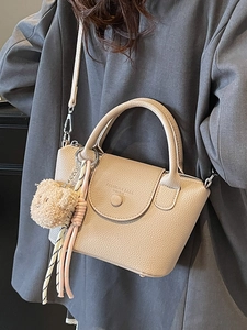 Sac à main élégant beige pour femme avec texture litchi et pendentif ours en peluche