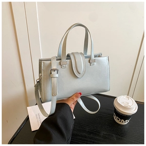 Détail du sac à main en cuir ciré bleu clair avec boucles argentées et bandoulière