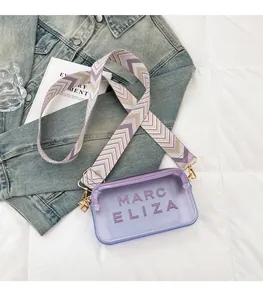 Détail du sac à bandoulière en PVC violet transparent avec bandoulière à motif tissé