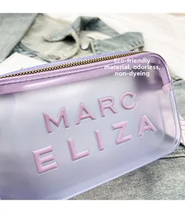 Détail du sac de rangement violet translucide avec logo Marc Eliza et fermeture éclair