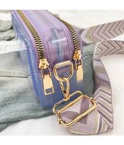Détail du sac à bandoulière en PVC violet transparent avec double zip et sangle tissée