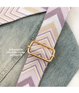 Détail de la bandoulière tissée réglable avec motifs violets et boucle en métal doré