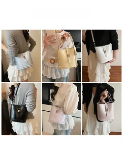 Six couleurs pastel pour ce sac seau polyvalent pour femmes avec bandoulières assorties