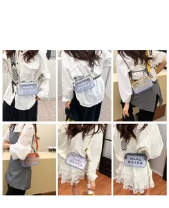 Vues détaillées des sacs bandoulière en PVC transparent avec broderie Marc Eliza et sangle