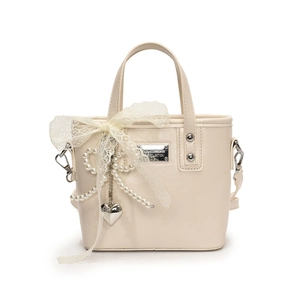 Elegante borsa a secchiello bianco crema con fiocco in pizzo e ciondolo di perle