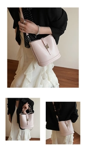 Détail du sac seau rose clair avec ferrures argentées et bandoulière réglable