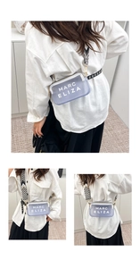 Détail de la large bandoulière tissée et du sac bandoulière transparent violet pour femme