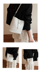 Détails d'un sac seau blanc en cuir avec boucle vintage et bandoulière réglable chic
