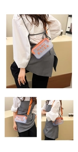 Détail du sac bandoulière transparent avec fermeture éclair orange et sangle rayée
