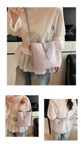 Détail du sac seau violet clair avec boucle argentée et texture cuir élégante