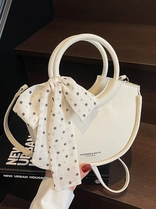 Sac à main demi-lune blanc motif litchi avec foulard à pois et bandoulière réglable