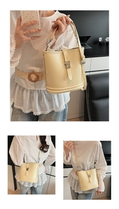 Vue détaillée du sac seau en cuir beige montrant la boucle argentée et la bandoulière réglable