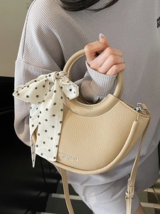 Sac à main minimaliste beige en forme de lune avec foulard à pois et bandoulière
