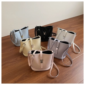 Vue détaillée montrant plusieurs couleurs de sacs seaux de style doux sur un sol en bois