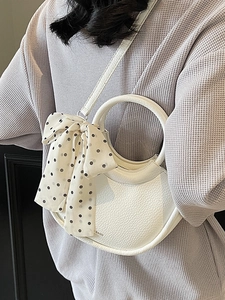 Sac seau demi-lune blanc en cuir grainé avec détail de foulard à pois élégant
