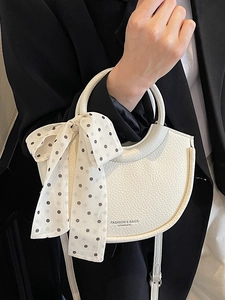 Sac seau blanc minimaliste en cuir avec foulard à pois et bandoulière amovible