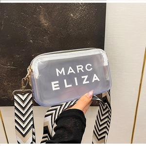 Détail de la trousse de toilette translucide avec imprimé MARC ELIZA et bandoulière