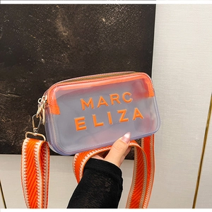 Détail du sac en PVC violet transparent avec bordure orange et texte MARC ELIZA