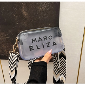 Détail du sac à bandoulière gris transparent avec sangle rayée en V et zip doré