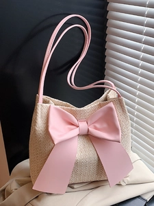 Sac fourre-tout en paille avec un grand nœud rose et de fines bretelles pour la plage
