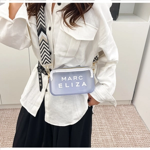 Détail du sac bandoulière en PVC violet transparent avec broderie Marc Eliza et large sangle