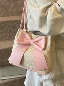Sac fourre-tout chic en paille crème avec un grand nœud rose et une bandoulière fine