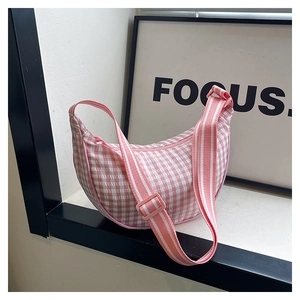 Dettaglio della borsa a mezzaluna a scacchi rosa con tracolla regolabile e cerniera