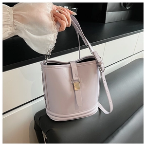 Détail d'un sac seau lilas avec fermoir métallique doré et finition en cuir lisse