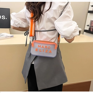 Sac bandoulière en PVC transparent avec bordure orange et broderie sur un mannequin