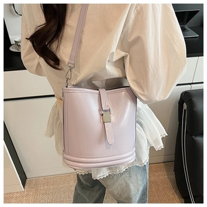 Sac seau violet lilas porté à l'épaule avec détail de boucle en métal argenté