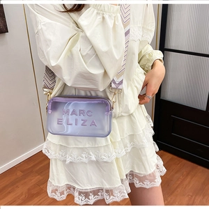 Détail du sac bandoulière transparent lavande avec sangle large chevron et lettrage
