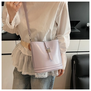 Vue détaillée du sac seau violet clair avec texture simili cuir et boucle métallique