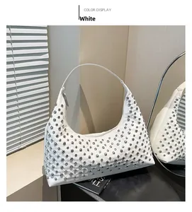 Detailansicht der weißen Hobo-Tasche mit silbernen Nieten und glatter Kunstleder-Textur