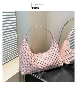 Detailansicht der rosa Hobo-Tasche mit dichten Silbernieten und glänzender Lackoberfläche