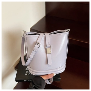 Détail du sac seau lavande avec finition brillante et fermoir métallique argenté chic