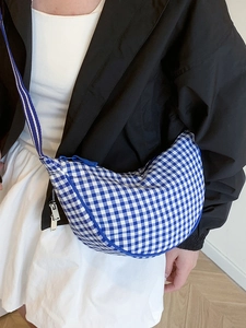 Borsa a tracolla a mezzaluna a scacchi blu e bianchi con cinturino a righe per il tempo libero
