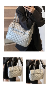 Dettaglio della borsa tote in pelle trapuntata argento con una grande lettera B cucita