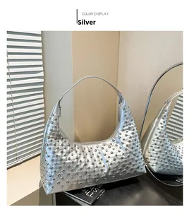 Detailansicht der silbernen Hobo-Tasche mit Metallnieten und glänzender Oberfläche
