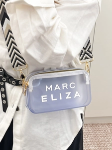 Sac bandoulière lilas transparent avec large sangle géométrique et lettrage Marc Eliza