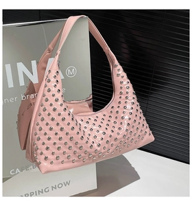 Detailansicht der rosa glänzenden Hobo-Tasche mit silbernen Nieten im Punk Y2K-Stil