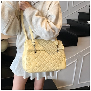 Elegante borsa a tracolla trapuntata giallo brillante con numero a rilievo e fibbie metalliche