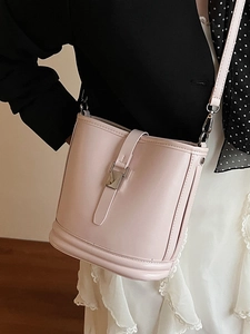 Sac seau élégant en cuir rose clair avec fermoir en métal argenté et bandoulière